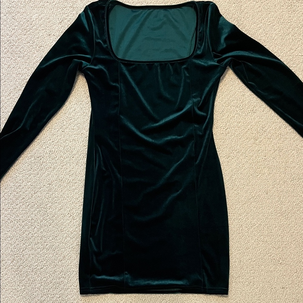 Elegant Velvet Long Sleeve Dress in Deep Green